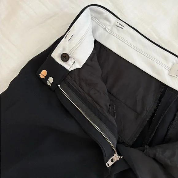 Aritzia effortless mid thigh short - Picture 4 of 6